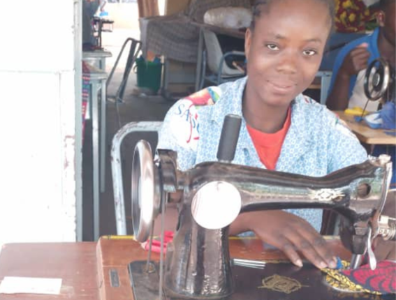 Un corso di taglio e cucito per tre giovani aspiranti sarte in Burkina Faso